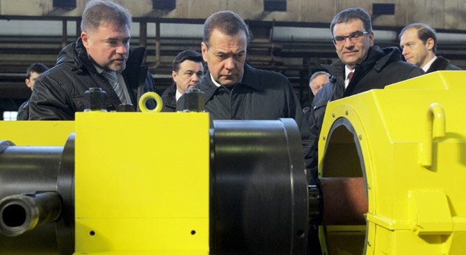 Премьеру РФ Дмитрию Медведеву показали, что в России умеют делать современные станки. 